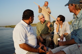 Azzam Alwash with journalists and activists on a tour to Bagdadiye lake